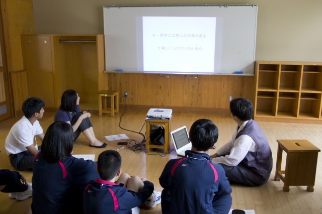 社会人の話を聞く生徒たち