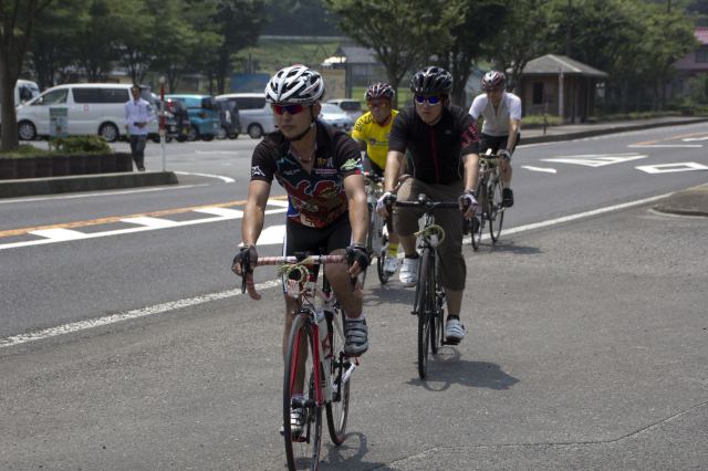 サイクリングを楽しむ参加者たち