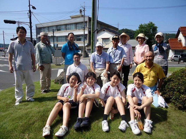 病院ボランティアてごっ人(と)さんと大東高校の生徒による七夕飾り