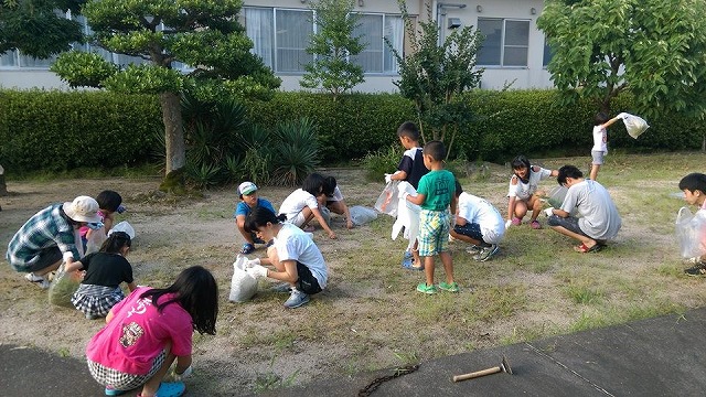 大東駅前自治会の小学生による奉仕作業