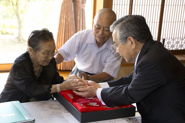 溝口知事に手芸作品を手渡す加藤さん