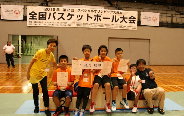 スペシャルオリンピックス日本 会長 三井嬉子さん（左）と出場したアスリートの皆さん