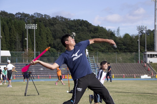 村上選手のジャベリックスロー投てきの様子