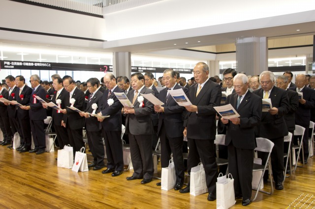 雲南市の歌を歌う出席者の皆さん