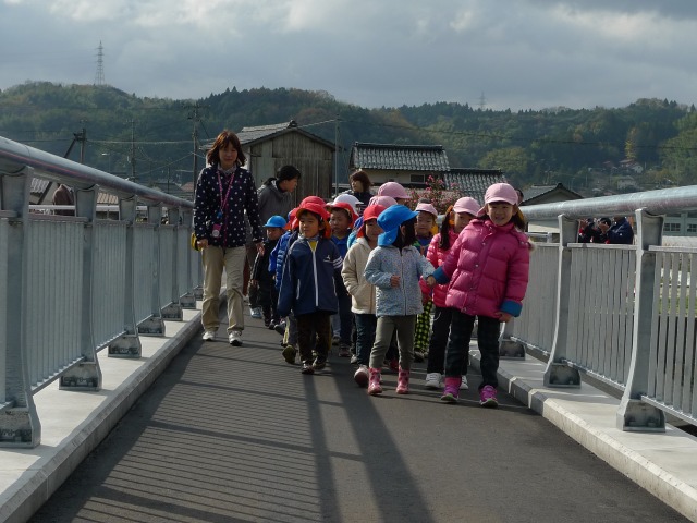 渡り初めをする西幼稚園の園児たち