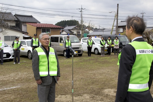 長谷会長に出発申告する金築暎次安心安全部長