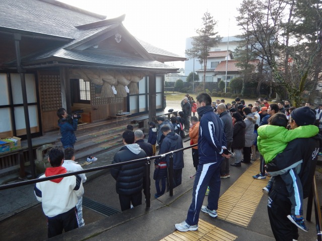 狭長神社に参拝する参加者たち