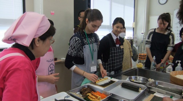 手巻き寿司づくりに挑戦する留学生