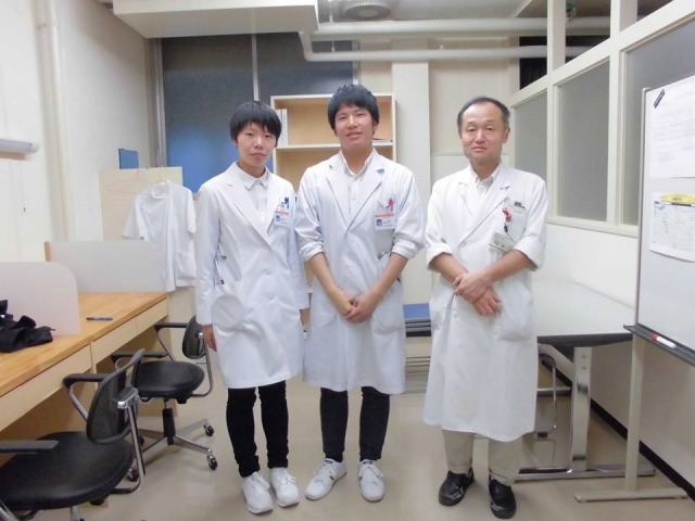 島根大学医学部医学科4年生　山本さん（左側）、川上さん（中央）