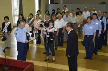 青少年非行・被害防止メッセージを読み上げる雲南警察署の宮﨑海治署長(前列左)