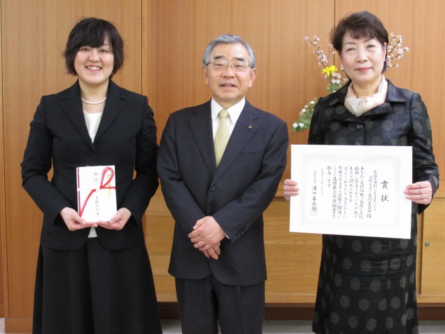 3月8日（火曜）島根県庁知事室で授賞式の様子（写真右から：吾郷委員長、溝口知事、同実行委員会事務局小林有希子さん）