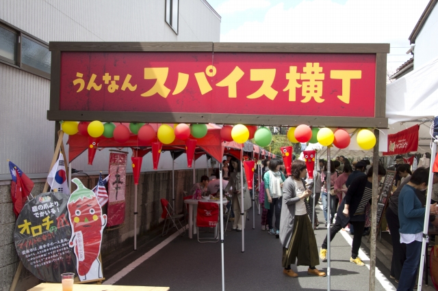 桜まつりの様子・スパイス横丁