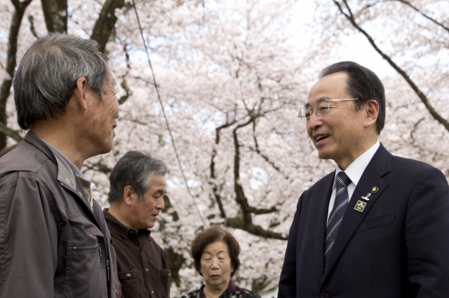 斐伊川堤防桜並木での速水市長