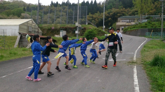 沿道で声援を送る三沢小学校の児童たち