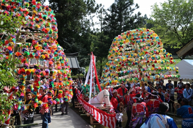 3社中による花傘と酒や餅などを船に乗せ奉納