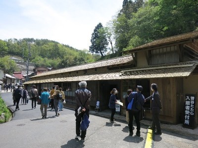 三軒長屋を見学する来場者たち
