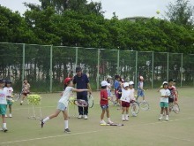 テニスをする子どもたち