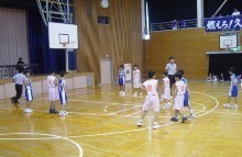バスケットをする小学生