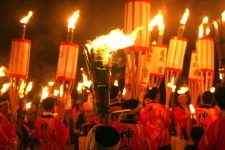 夏に開かれる神宝火祭