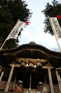 神社を下から見た写真