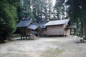 飯石神社を左斜め前から見た写真