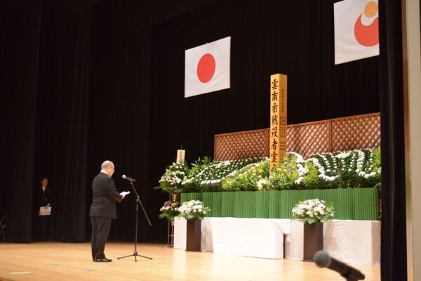 ▲追悼のことばを述べる難波会長