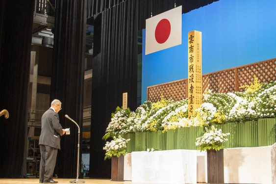 追悼のことばを述べる難波会長