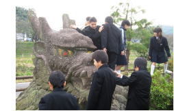  中学生のおろち公園での学習の様子