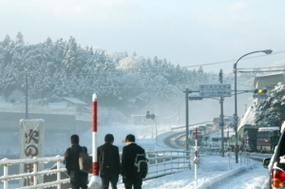 冬　雪道を歩いている学生