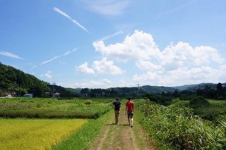 畑の中を歩く学生