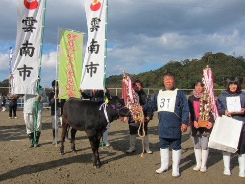 グランドチャンピオン賞に輝いた「らぶり」号と渡部学さん