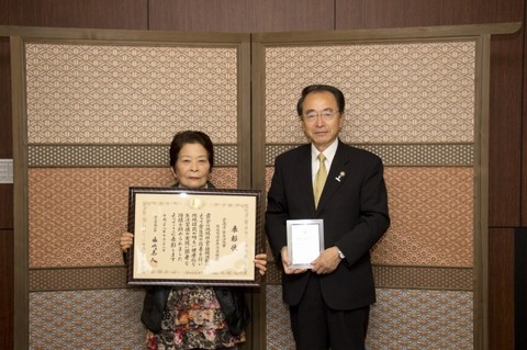 表彰状を手にした小村洋美さんと市長